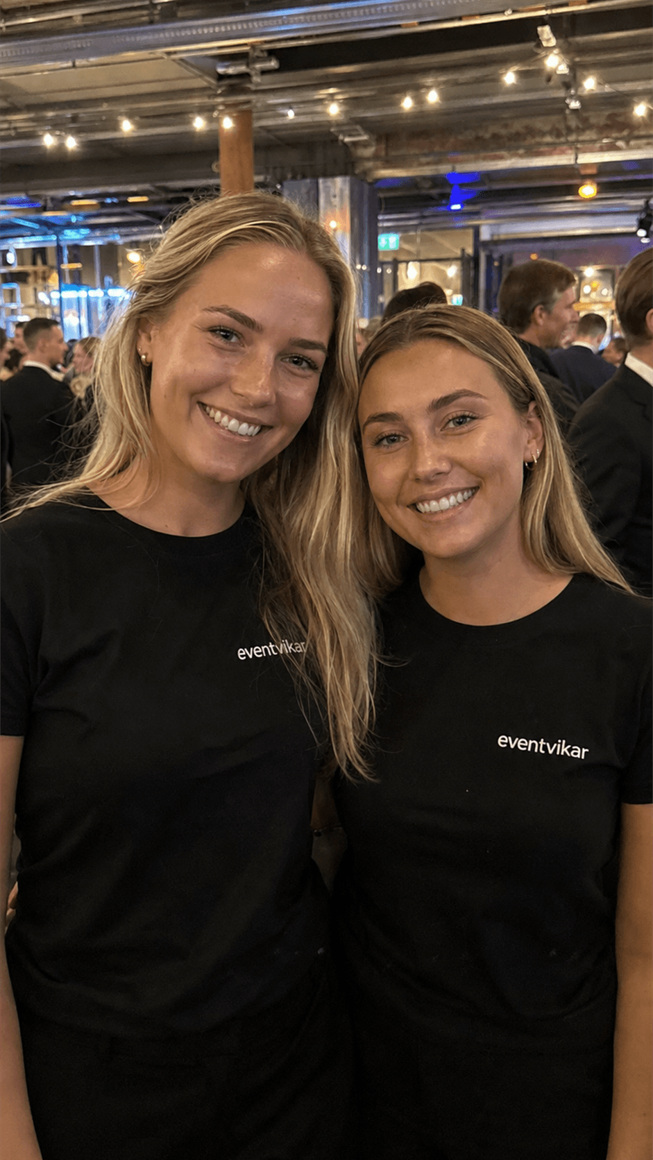 Check-in personale smiler til kameraet