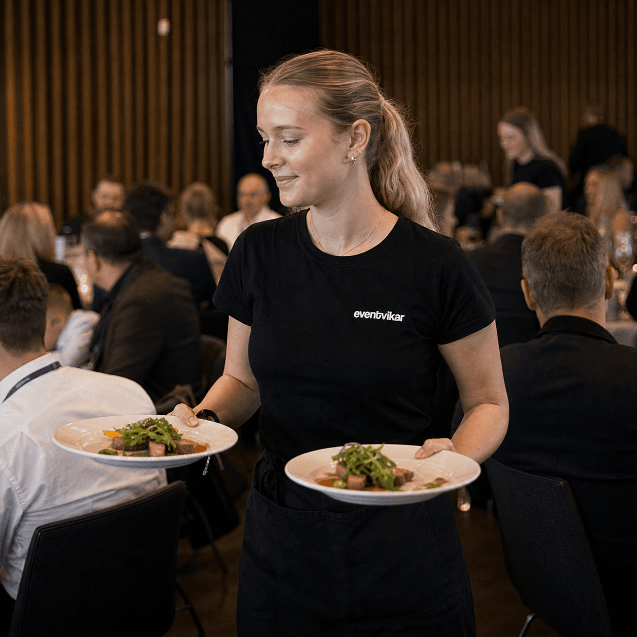 Personale serverer til firmafest